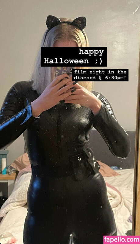 Hoxie Loxie nude only fans