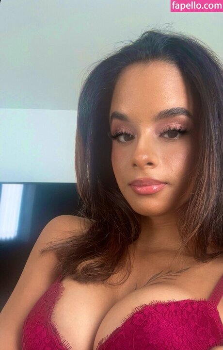 Isabella Jules onlyfans striptease