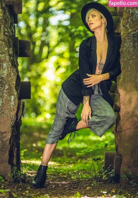 Miri Be onlyfans model photos