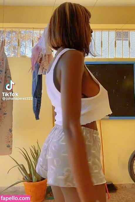 johanaperez onlyfans topless