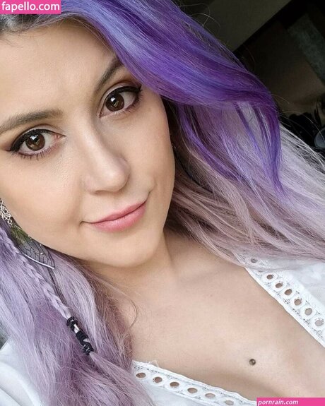 Mowky Fox onlyfans model