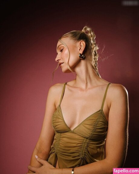 Carolin Niemczyk naked onlyfans