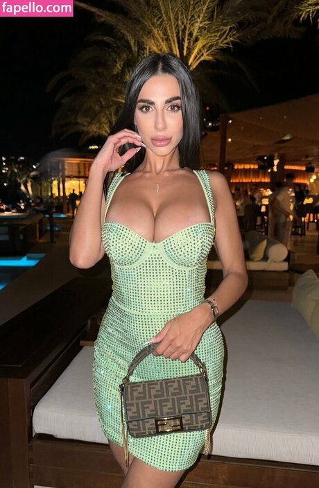 Sara Famurri nude only fans