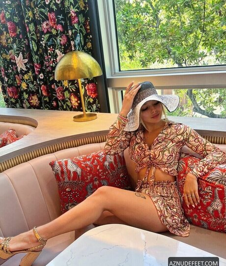 Bella Chadwick onlyfans leak ass