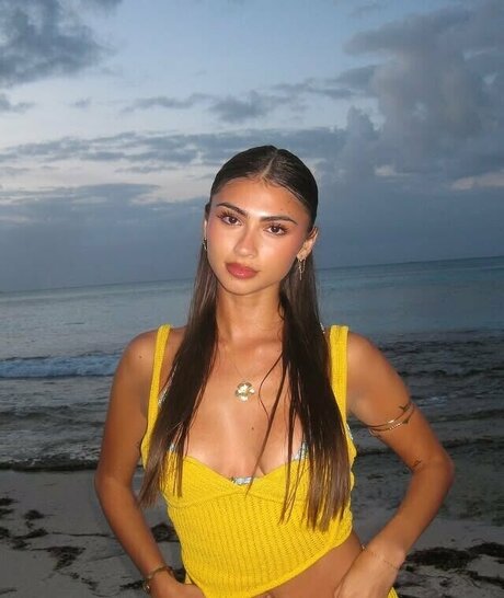 Bella Ramirez onlyfans strip tease