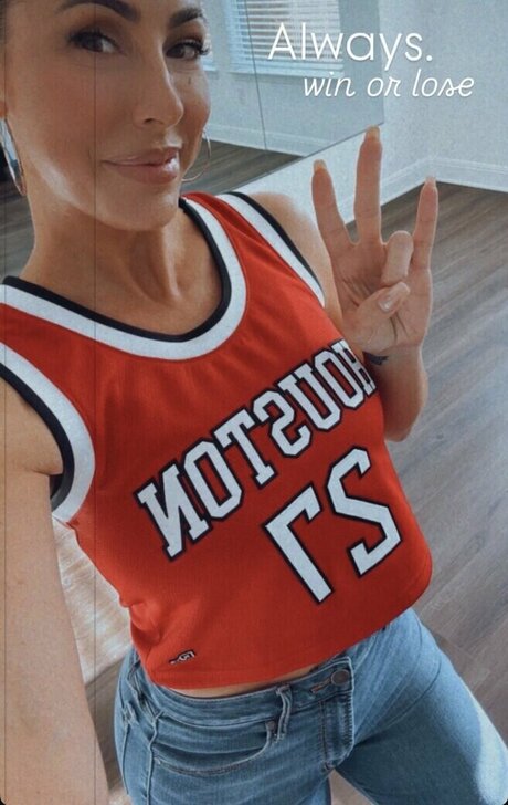 Robyn Fields onlyfans nude pics