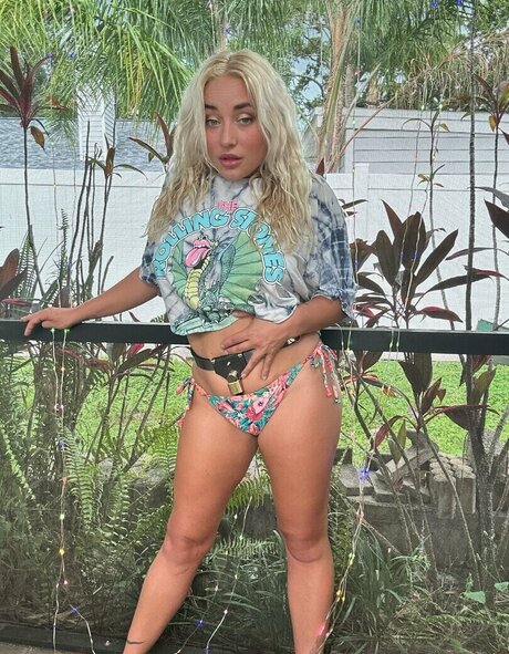 Zoey Ziptie onlyfans images