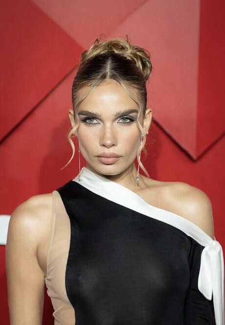 Hana Cross nude onlyfans