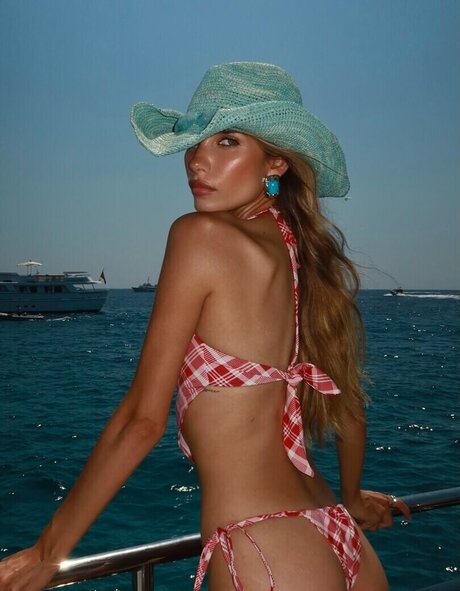 Hana Cross onlyfans pictures