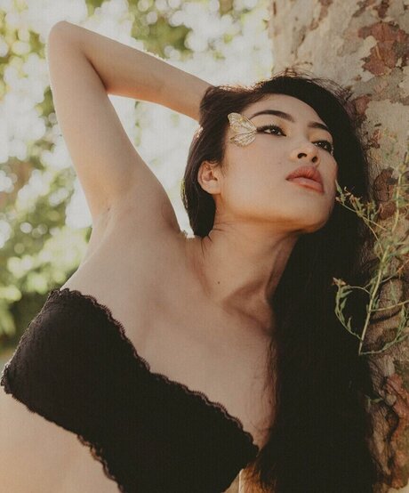 Allison Yellow onlyfans model images