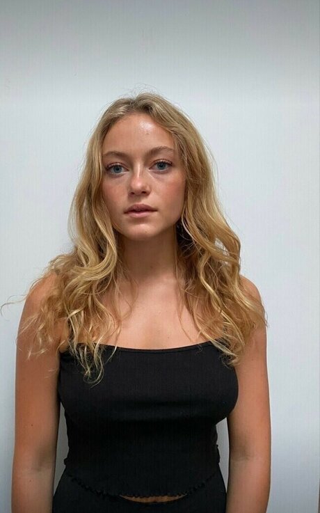 Amelia Larsen onlyfans free content