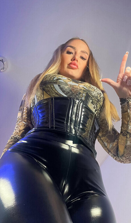 GoddessKiraGold onlyfans nudes