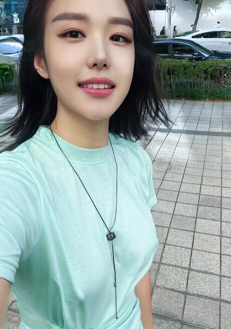 Thea Lee onlyfans leaked.