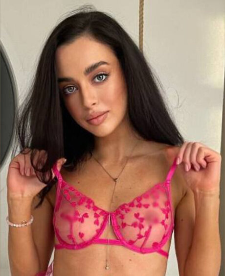 Nomi Noir onlyfans striptease