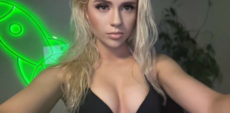 GoGoRocketGirl onlyfans nude pics