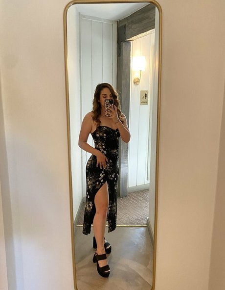 Sloane Wolf strip onlyfans