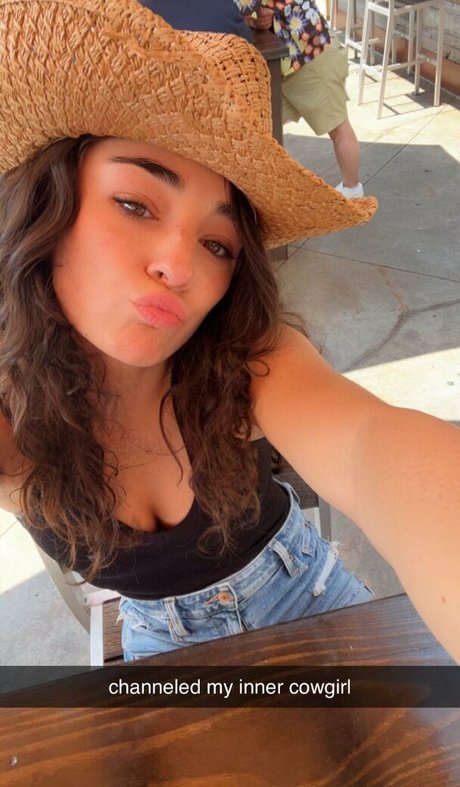 Elena Arenas onlyfans images