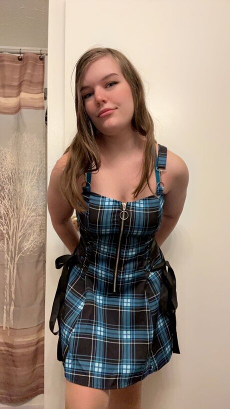 _Peachy Bella_ strip onlyfans