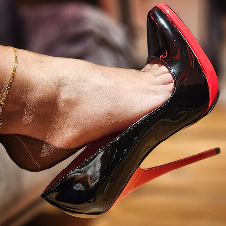 nylonheelsqueen onlyfans naked