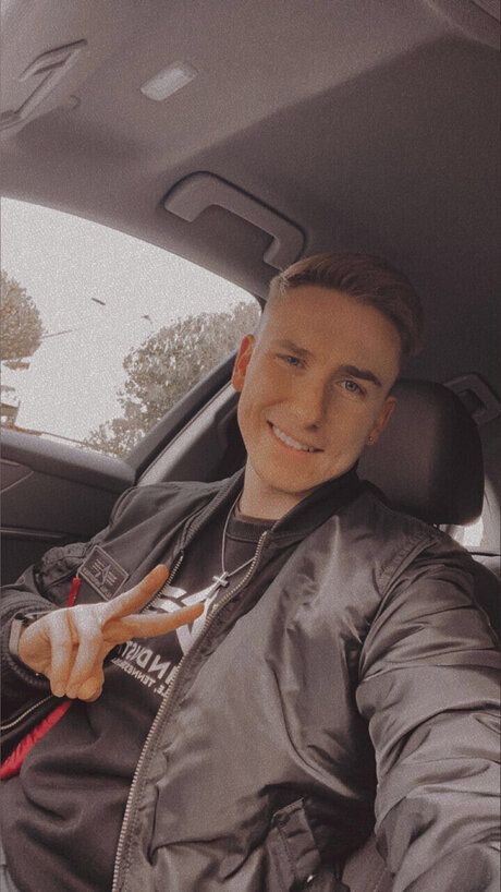 Elias Twink 18 content onlyfans desnuda