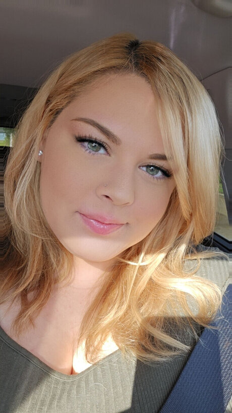 BhaddixChan onlyfans tits