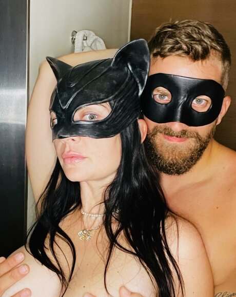 WHITESHOCKS strip onlyfans