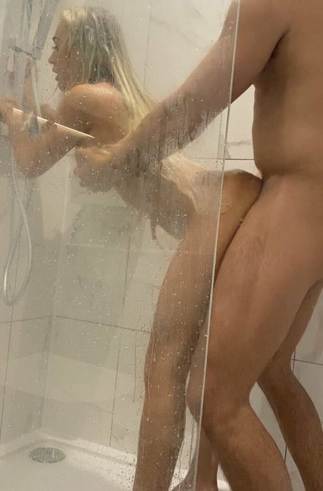 Hollyrobinson19 only fans.