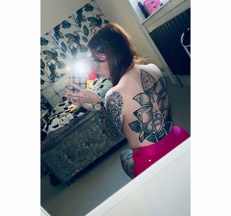 Molly Capper naked onlyfans leak