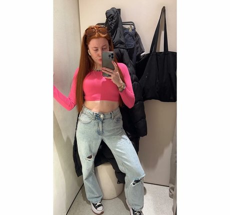 Molly Capper onlyfans star