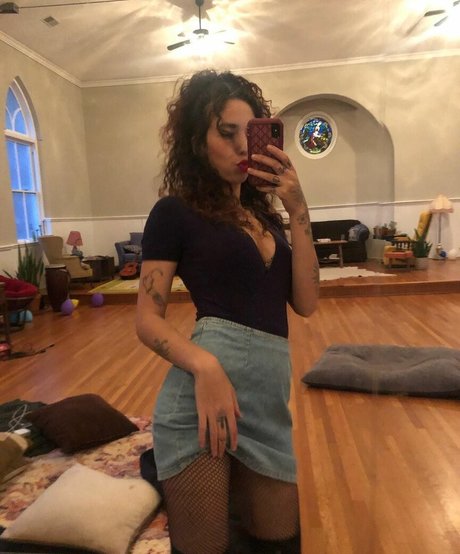 Indigo De Souza only fans review