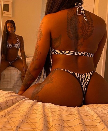 Negra Japa onlyfans fotos