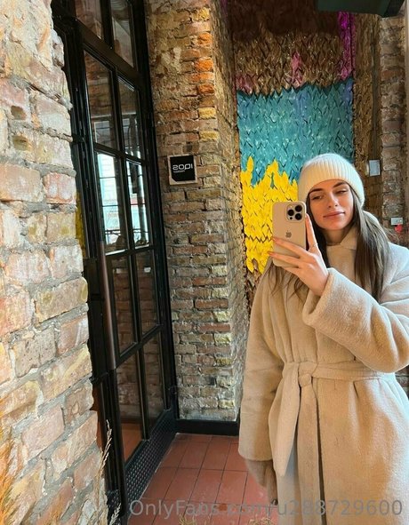 annie minor onlyfans topless