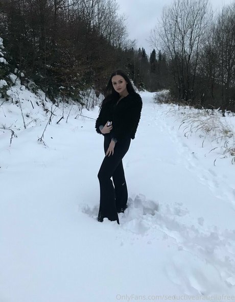 bellalittlefree22 onlyfans images