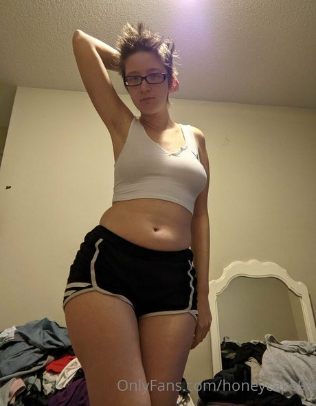 honeycake93 onlyfans explicit content