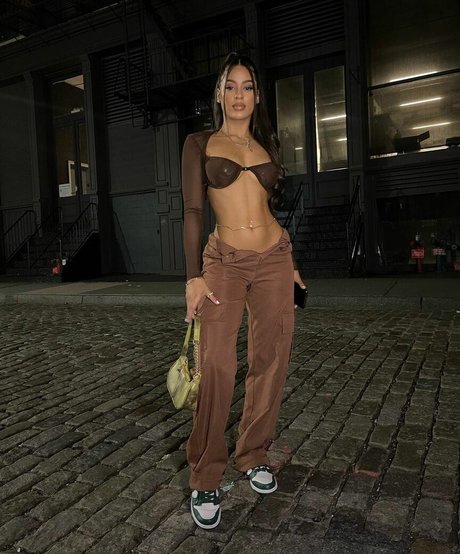 Flor De La Rosa only fans.