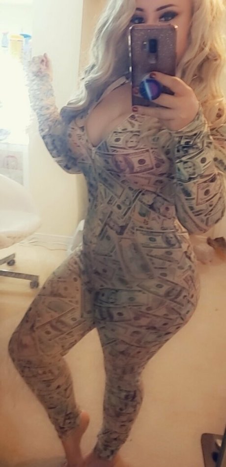 urpawgkylie onlyfans strip tease