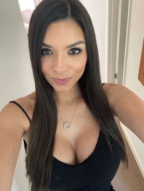 zaramaemodelVIP onlyfans leaked tits
