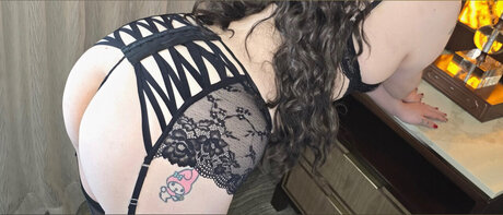 Isabella Trixxx onlyfans striptease