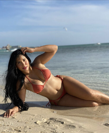 roxanaventura onlyfans strip tease