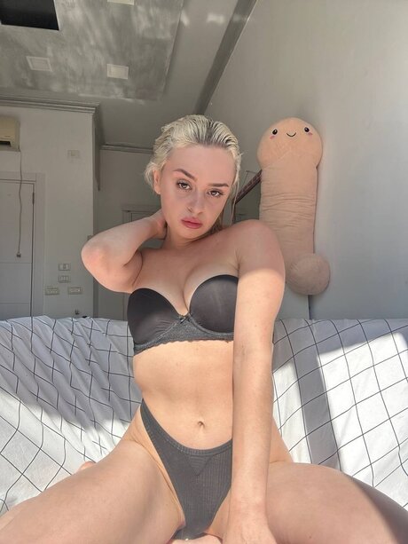 Ameli strip onlyfans