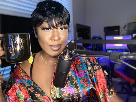 Dee The Host free only fans