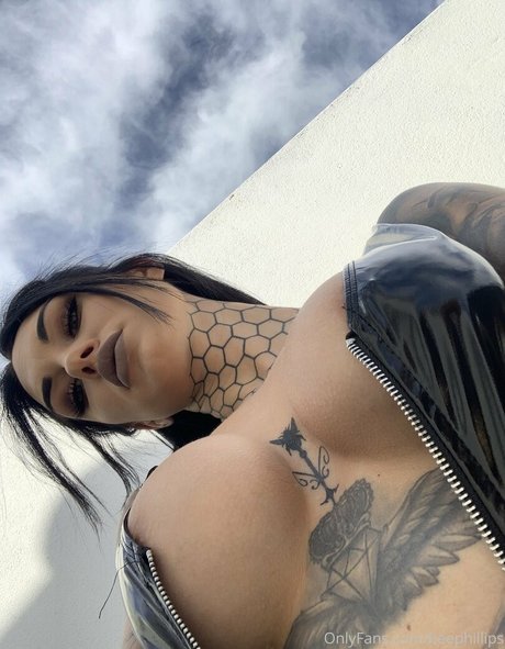 Bee Phillips onlyfans nude content