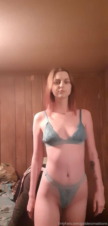 mommymaddii onlyfans model photo