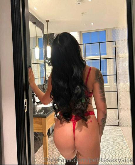 petitesexysilje only fans naked