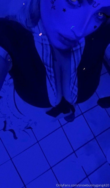 snowbunnygang420 onlyfans strip tease