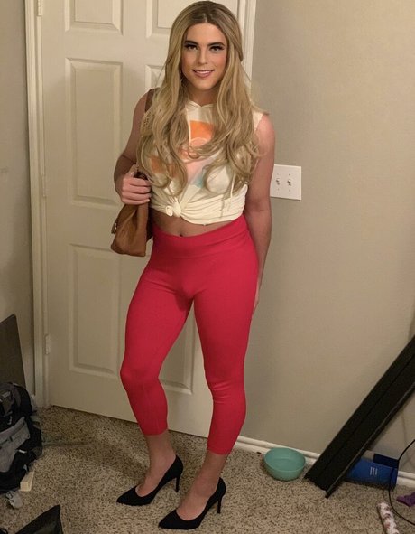 noellenights onlyfans images