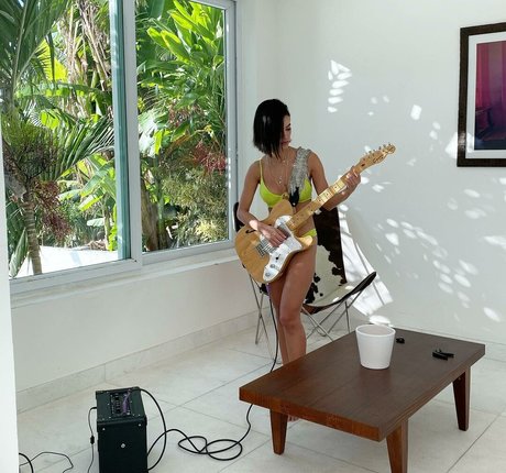 Manu Gavassi nude onlyfans porn