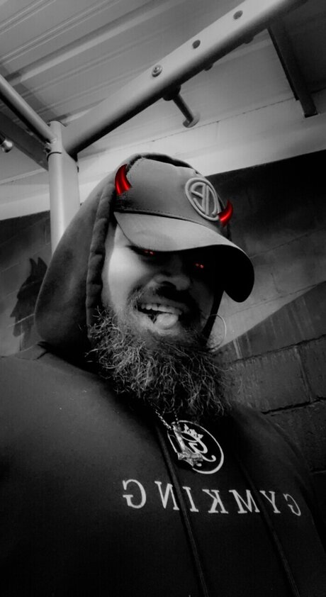 Tattooed hunk onlyfans pic