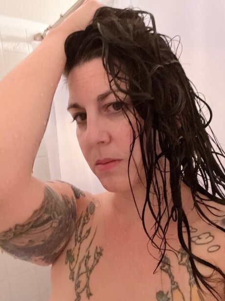 DarkHairedTemptress only fans pics