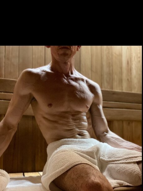 Hung Discreet Club topless onlyfans